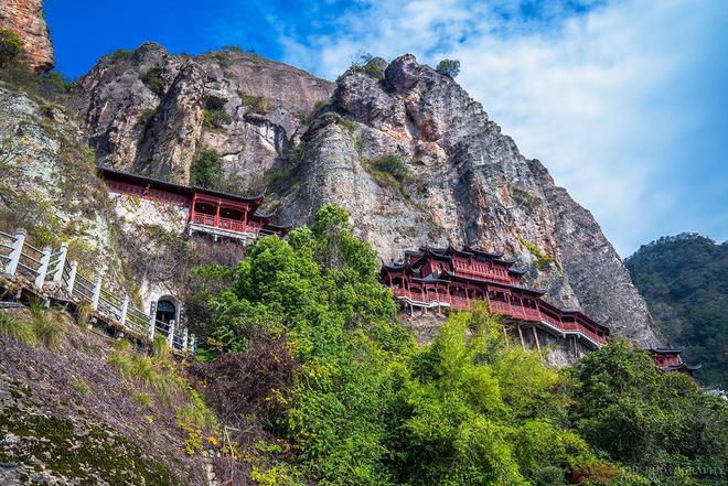 悬挂于石崖中间，中国建筑史上的一大奇迹