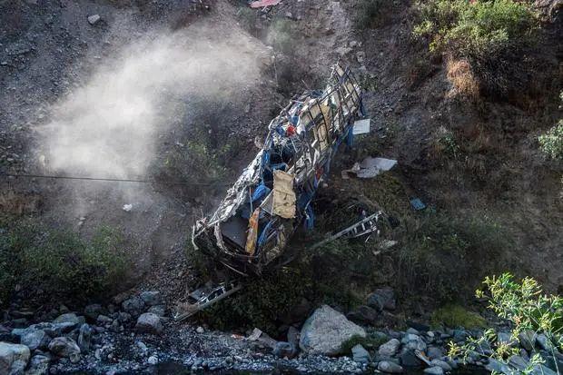 旅游巴士在秘鲁坠崖，造成至少24人死亡